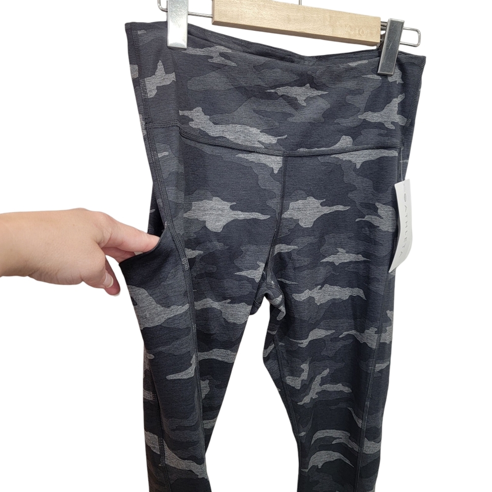 NWT Athleta Ultimate Camo 7/8 Tights Grey Athletic Workout Leggings Women’s M - Picture 9 of 17